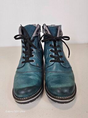 Dromedaris leather boots in a teal color women's size 10